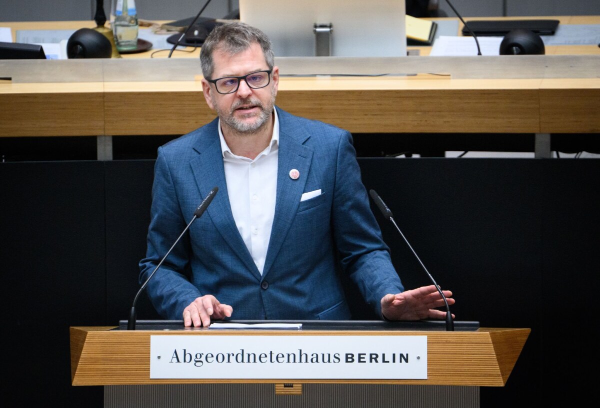 Plenarsitzung Berliner Abgeordnetenhaus Grünen-Fraktionschef Werner Graf macht dem Regierenden Bürgermeister Kai Wegner (CDU) schwere Vorwürfe.