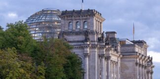 Nouripour beklagt Gestank im Bundestag Führen Baumängel am Bundestag dazu, dass es dort stinkt? Vizepräsident Nouiripour beklagt das.