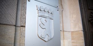 Waffe bei Kontrolle auf Kopf gerichtet: Polizist angeklagt Die Staatsanwaltschaft hat einen Polizisten angeklagt, der seine Waffe bei einer Kontrolle unzulässig eingesetzt haben soll. (Symbolbild)