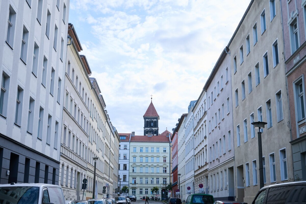 Wohnhäuser in Berlin Hohe und weiter steigende Mieten gehören für viele Menschen zu den drängendsten Problemen in Berlin. (Archivbild)