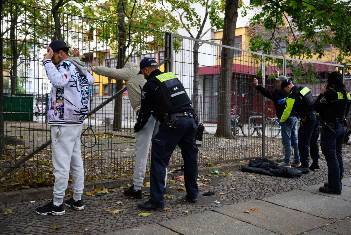 Kontrollen der Berliner Polizei wegen Drogendelikten. Bei einigen harten Drogen stiegen im vergangenen Jahr die Zahlen der Delikte. (Archivbild)