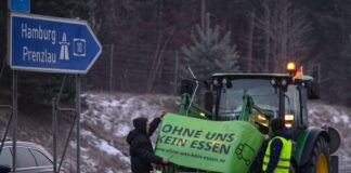 «Ohne uns kein Essen»: Bauern protestieren am Berliner Ring Landwirte demonstrieren am Berliner Ring.