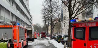 Einkaufszentrum wegen eines Feuerwehreinsatzes geräumt Die Feuerwehr hat ein Einkaufszentrum wegen eines Brandes geräumt.
