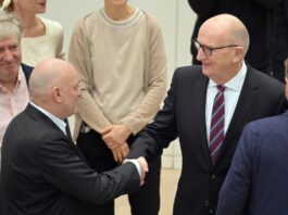 Brandenburgs Finanzminister Robert Crumbach (l) ist aus dem BSW ausgetreten, bleibt aber Minister (Archivbild).