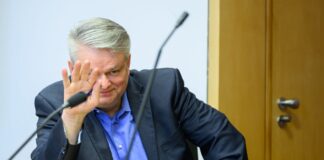 Hitlergruß auf Plakat? Prozessbeginn gegen AfD-Abgeordneten Möller wollte sich seinem Anwalt zufolge nicht äußern.