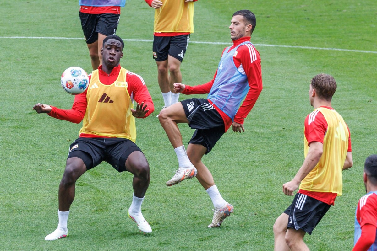 Oluwaseun Ogbemudia (l) Oluwaseun Ogbemudia (l) hofft auf mehr Spielzeit bei Waldhof Mannheim. (Archivbild)