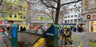 U9 fährt ab heute wieder bis Rathaus Steglitz Vor rund zwei Monaten rückte die Feuerwehr mit einem Großaufgebot wegen eines Brands im Bahnhof Schloßstraße aus. (Archivbild)