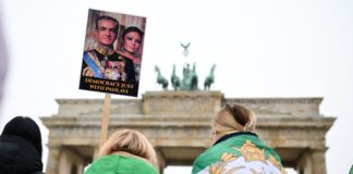 Hunderte demonstrieren in Berlin für Irans Protestbewegung Bereits am Wochenende waren in Berlin rund 1.400 Menschen in Berlin auf die Straße gegangen.