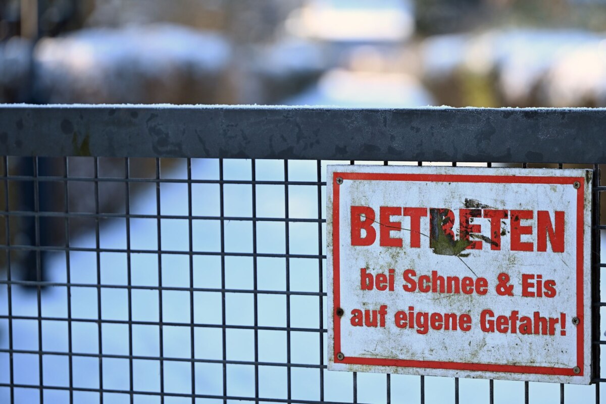 Unfallkrankenhaus wegen Glätte «am Anschlag» Schnee und Eis auf nicht geräumten Gehwegen können zu gefährlichen Rutschbahnen werden.