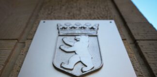 Polizeiinterna weitergegeben – Geldstrafe für Beamten Das Schild am Eingang zum Gerichtsgebäude mit Sitz von dem Amtsgericht Tiergarten