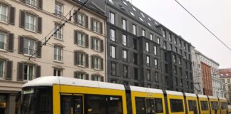 Erste Straßenbahn fährt nach Eisregen wieder teils Nach dem Eisregen fährt die erste Straßenbahnlinie in Berlin wieder.