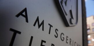 Eine Ärztin und ein Staatsanwalt kommen auf die Anklagebank. Es geht um Verdacht auf Hinterziehung von Umsatzsteuern und weiterer Vorwürfe. (Symbolbild)