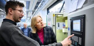 Bas sieht Chancen in überbetrieblicher Ausbildung Bas wirbt für überbetriebliche Ausbildungszentren.