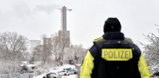 Betreiber präzisiert: Stromausfall betrifft 45.000 Haushalte Die Polizei ermittelt am Brandort.