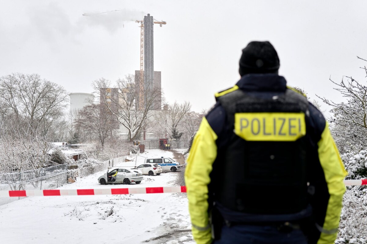 Stromausfall Berlin Die Polizei ermittelt am Brandort.