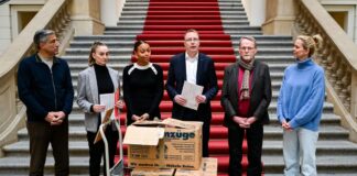 Niroomand: Olympia-Bewerbung bald auf Straßen sichtbar Kaweh Niroomand (l), Olympia-Beauftragter des Landes Berlin, treibt die Pläne zur Bewerbung um Olympische Spiele voran