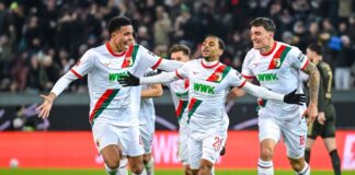 Traumtor reicht Augsburg nicht: Union trifft spät zum 1:1 Alexis Claude-Maurice (M) jubelt nach seinem Traumtor mit seinen FCA-Kollegen.