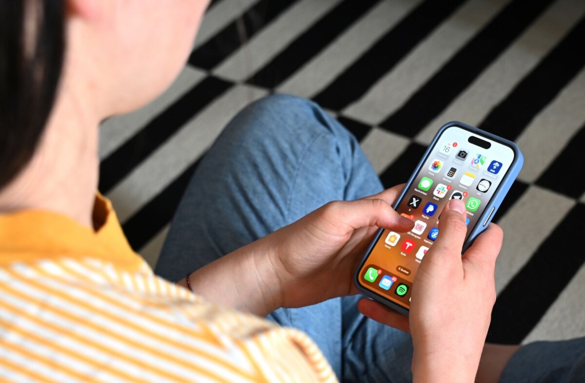 Jugendliche mit Smartphone Der Landesschülerrat Brandenburg wendet sich gegen ein Verbot sozialer Medien. (Symbolbild)