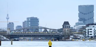 Polizei warnt: Tauwetter macht Berlins Eisflächen gefährlich Die Berliner Polizei warnt wegen des Tauwetters vor dem Betreten des Eises.
