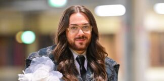 Riccardo Simonetti glaubt an die Krawatte Riccardo Simonetti besuchte die Show von Kilian Kerner.