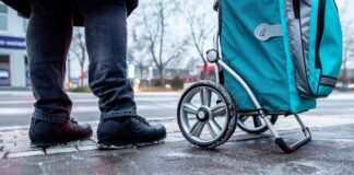 Sonderregelung für Streusalz – Kritik reißt nicht ab Auf Berliner Gehwegen darf bei Glatteis nun Streusalz zum Einsatz kommen. (Symbolbild)