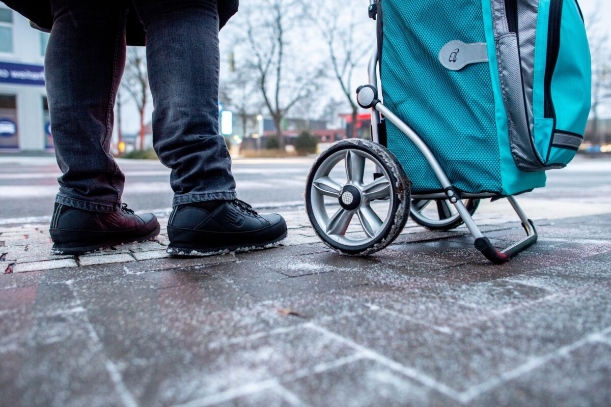 Glatteis Auf Berliner Gehwegen darf bei Glatteis nun Streusalz zum Einsatz kommen. (Symbolbild)