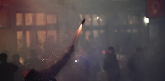 Angriffe auf Einsatzkräfte und Hunderte Festnahmen in Berlin Überall in der Stadt wurde auf den Straßen geböllert.