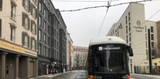 Nach Eisregen Berliner Straßenbahn-Verkehr weiter gestört Am frühen Montagmorgen war wegen der vereisten Oberleitungen das ganze Berliner Straßenbahnnetz stillgelegt worden. Die BVG sprach von einer beispiellosen Lage. (Archivbild)