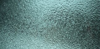 Eisregen und Glätte: Wie gefrierender Regen entsteht Eisregen kann auf eiskaltem Boden zu Glatteis führen.