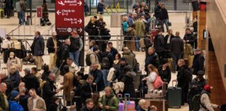 Nach Glätte: Betrieb am Flughafen BER soll wieder anlaufen Hunderte Reisende warteten am Morgen auf ihren Flug.