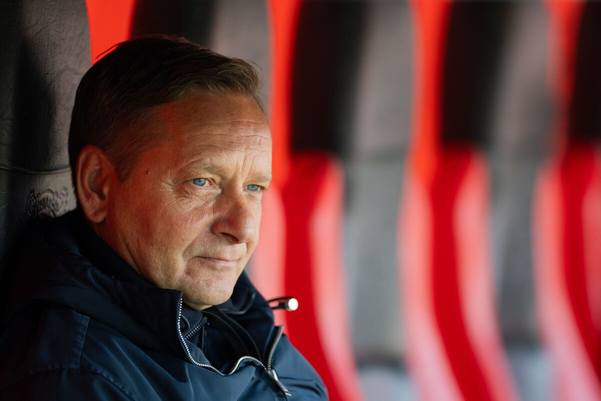 Horst Heldt Heldt erklärt den Verbleib der Abwehrspieler. (Archivbild)