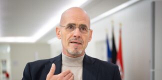 Streit um Kontrollkommission für den Verfassungsschutz Brandenburgs BSW-Fraktionschef Niels-Olaf Lüders kritisiert, dass kein Vertreter der Opposition in der Kontrollkommission des Landtags für den Verfassungsschutz vertreten ist (Archivbild).