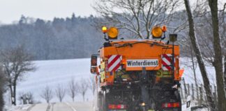 Viel Streusalz in Brandenburg – bisher kein Gurkenwasser Glatte Straßen müssen gestreut werden. Der Landesbetrieb Straßenwesen Brandenburg ist für den Winterdienst auf Bundes- und Landstraßen, aber auch Radwegen zuständig. (Archivbild)