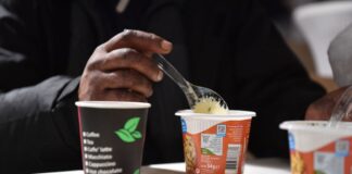 Kältehilfe–Einrichtungen könnten Angebot ausweiten Ein Obdachloser sitzt im Nachtcafe am Bahnhof Zoo. (Archivbild)