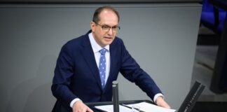 Dobrindt: Vielzahl von Hinweisen zum Brandanschlag in Berlin Bundesinnenminister Alexander Dobrindt (CSU) im Deutschen Bundestag. (Archivbild)
