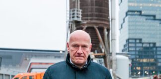 Wegner: Gesetzesänderung dringend nötig Berlins Regierender Bürgermeister Kai Wegner (CDU geht auf dem Betriebsgelände der BSR an Streugut-Silos und Winterräumfahrzeugen vorbei. (Archivbild)