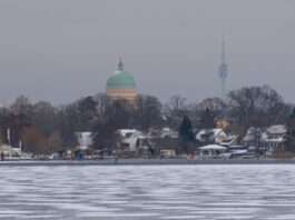 Es bleibt eisig kalt mit Frost bis minus 14 Grad. Wegen Glatteis auf Gehwegen können jetzt auch Potsdamer Privathaushalte kostenlose Splitt abholen. (Symbolbild)