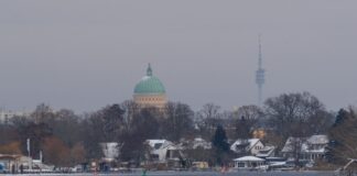 Es bleibt eisig kalt mit Frost bis minus 14 Grad. Wegen Glatteis auf Gehwegen können jetzt auch Potsdamer Privathaushalte kostenlose Splitt abholen. (Symbolbild)
