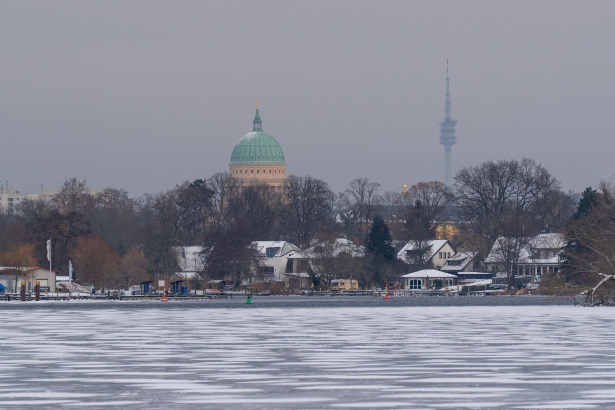 Winterwetter - Sturmtief Elli - Potsdam Es bleibt eisig kalt mit Frost bis minus 14 Grad. Wegen Glatteis auf Gehwegen können jetzt auch Potsdamer Privathaushalte kostenlose Splitt abholen. (Symbolbild)