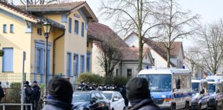 Der lange Weg im Kampf um Clan-Immobilien Polizisten sind im Bezirk Neukölln vor einer Villa aus dem Clan-Milieu im Einsatz. (Archivbild)