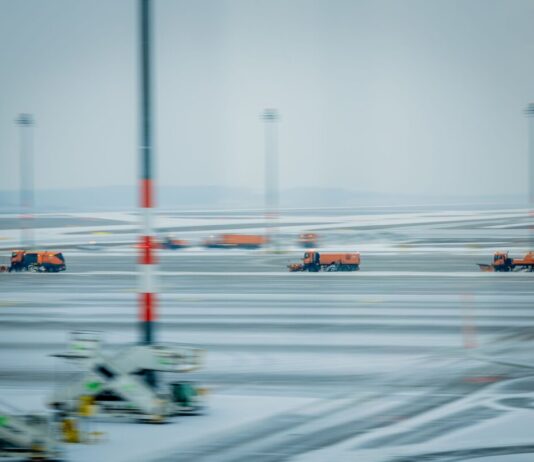 Blitzeis am BER: Flughafen stellt den Betrieb ein Der Flughafen BER hat den Betrieb wegen des Winterwetters eingestellt.