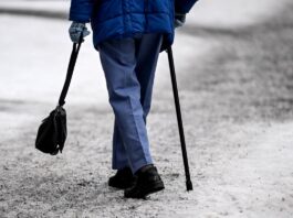 Friedhöfe bleiben wegen Glättegefahr geschlossen Wegen Glätte bleiben evangelische Friedhöfe in Berlin am Wochenende geschlossen.