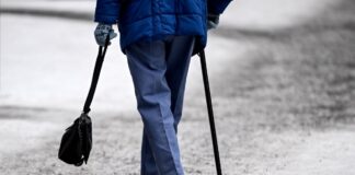 Friedhöfe bleiben wegen Glättegefahr geschlossen Wegen Glätte bleiben evangelische Friedhöfe in Berlin am Wochenende geschlossen.