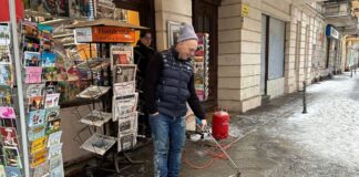 Stadtreinigung: Glatteis jetzt beseitigen Beim Kampf gegen das Glatteis greifen manche Berliner zu ungewöhnlichen Methoden.
