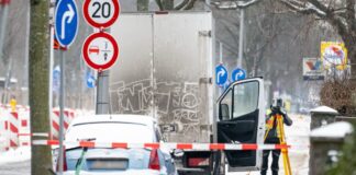 Tödliche Schüsse: 44-Jähriger stirbt auf dem Fahrersitz Am Tatort in Berlin-Weißensee wurden am Tag der tödlichen Schüsse Spuren gesichert.