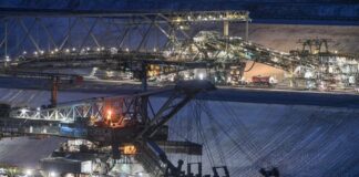 Letzter Gruß an F60 – Sprengung rührt Bergleute zu Tränen Emotionaler Abschied für Bergleute: Die gigantische Förderbrücke F60 ist am Vormittag gesprengt worden. (Archivbild)