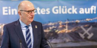 Bergbau-Gigant F60 gesprengt – Woidke würdigt Bergleute Mit der Sprengung der Förderbrücke F60 endet ein prägendes Kapitel Lausitzer Bergbaugeschichte. Ministerpräsident Dietmar Woidke spricht von einem «sehr emotionalen Moment» und würdigt die Bergleute.