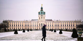 Berlin kämpft mit Eis und Frost In Berlin bleibt es kalt - auch der Schlosspark Charlottenburg ist vereist.