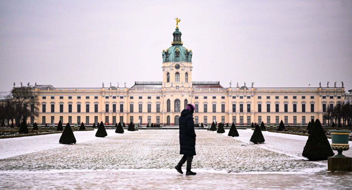 Winter in Berlin In Berlin bleibt es kalt - auch der Schlosspark Charlottenburg ist vereist.