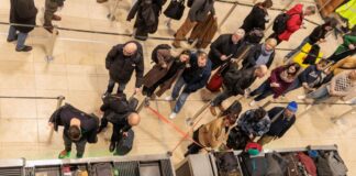 Blitzeis am Flughafen BER: Weiterhin kein Betrieb Am Flughafen BER starteten und landeten seit Donnerstagabend keine Maschinen.